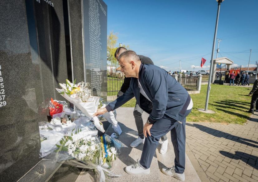 Bekim Jashari përkujton 98 civilët e vr@rë në M@sakrën e Rezallës