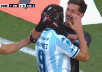 Ndodh edhe kjo në Argjentinë, portieri shkon ta përqafojë rivalin pasi humbi penalltinë