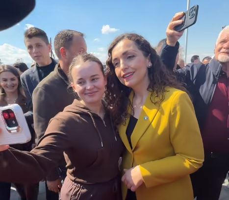 Ish-presidentja Osmani rrethohet nga qytetarët në Viti, pritet me ngrohtësi (PAMJE)