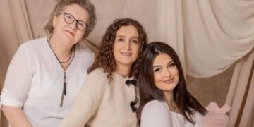 “4 gjenerata”, Vesa Vllasaliu publikon foto me vajzën, nënën dhe gjyshen