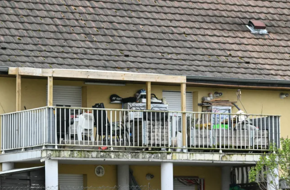 Babai e mbylli në furgon për gati 500 ditë, 9-vjeçari humbet aftësinë për të ecur