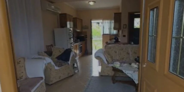 U fut për të vjedhur, hajni gjendet i vdekur brenda shtëpisë – i ngeci trupi në dritare