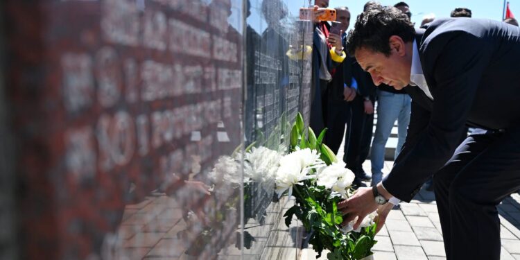 Kurti përkujton viktimat e 19 prillit ’99 dhe intelektualët e zhdukur të Mitrovicës
