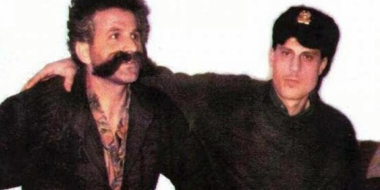 Endrit Thaçi publikon foton e babait krah Adem Jasharit