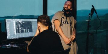 Gjesti paralajmëron rikthimin e fuqishëm, pozon krahë Gimbos