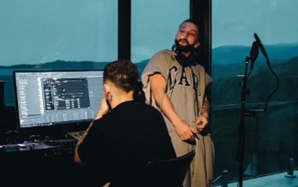 Gjesti paralajmëron rikthimin e fuqishëm, pozon krahë Gimbos