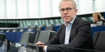 Eurodeputeti që i ndihmoi Kosovës për vizat kërkon të gjendet zgjidhja për Presidentin: Po humbni shumë