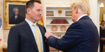 Trump, mes një atentati, shfaq anën njerëzore ndaj Grenellit – e ngushëllon për vdekjen e nënës