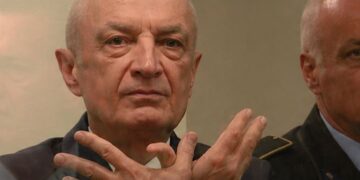 Ilir Meta paraqitet në gjyq duke bërë simbolin e shqiponjës dykrenare