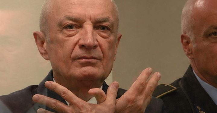 Ilir Meta paraqitet në gjyq duke bërë simbolin e shqiponjës dykrenare