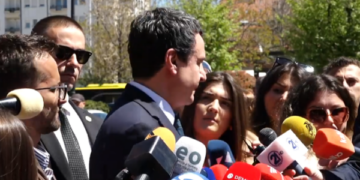Kurti “çele guri gojën” për çështjen e presidentit, u shmanget pyetjeve të gazetarëve