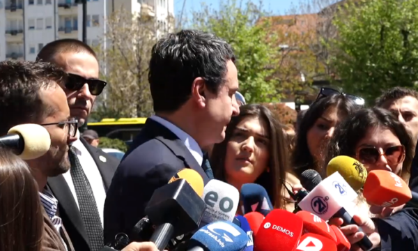 Kurti “çele guri gojën” për çështjen e presidentit, u shmanget pyetjeve të gazetarëve