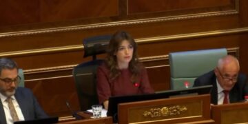Shtyhet seanca për presidentin, veprimi ironik i gazetarëve duket se e “shashtrisi” Albulena Haxhiun