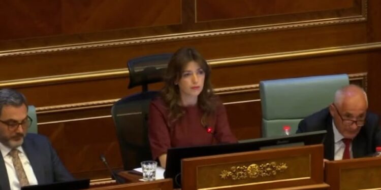 Shtyhet seanca për presidentin, veprimi ironik i gazetarëve duket se e “shashtrisi” Albulena Haxhiun