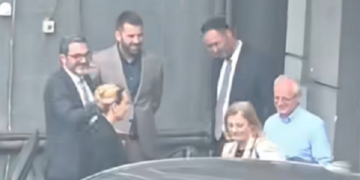 Kandidatja Feride Rushiti në Kuvend, shihet me Glauk Konjufcën dhe deputetë tjerë të VV’së