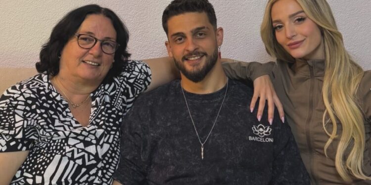 Selin shkon në Istog, pozon bashkë me Gimbon dhe vjehrrën