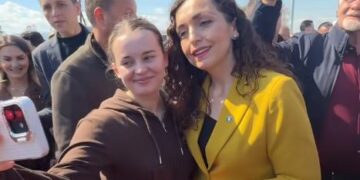 Ish-presidentja Osmani rrethohet nga qytetarët në Viti, pritet me ngrohtësi