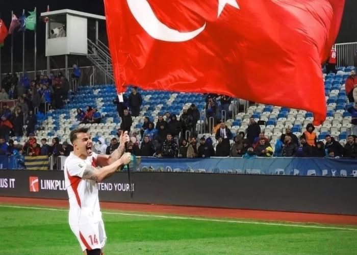 “Një turk nuk ka mik përveç një turku tjetër” – mbrojtësi i kombëtares së Turqisë reagon pas fishkëllimave nga tifozët e Kosovës