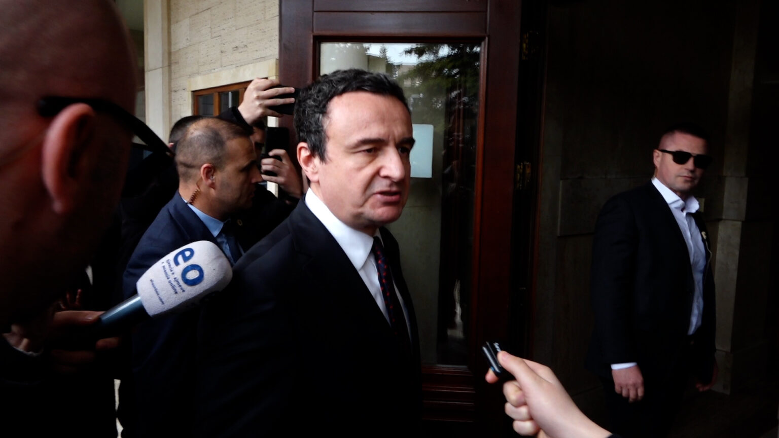Kurti paralajmëron takime për Presidentin ndërsa shkon në grupin parlamentar të LVV-së në Kuvend para seancës
