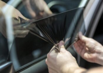 Vendim i ri: Xhamat e zinj në vetura tashmë lejohen në Kosovë