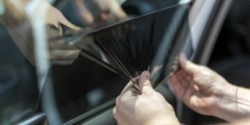 Vendim i ri: Xhamat e zinj në vetura tashmë lejohen në Kosovë