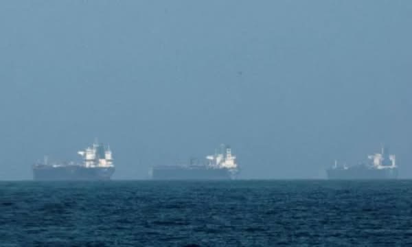 E papritur në Ngushticën e Hormuzit: Anijet ndjekin një rrugë të re, jashtë kontrollit iranian