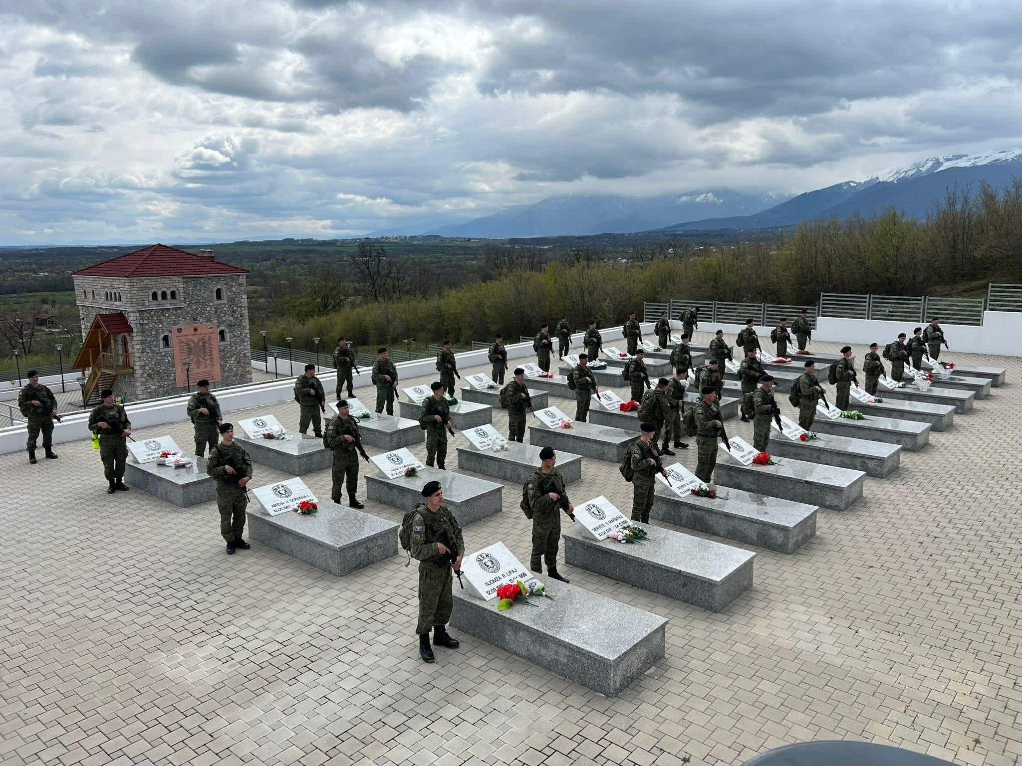 Pas stërvitjes, ushtarakët e FSK-së nderojnë dëshmorët e Istogut