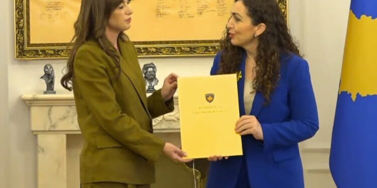 Albulena Haxhiu bëhet ushtruese e detyrës së presidentes, u çon selam deputetëve të Kuvendit: Lërini inatet anash