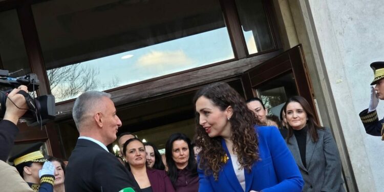 Vjosa Osmani përlotet pas largimit nga presidenca, stafi i saj e përcjell me lot dhe duartrokitje