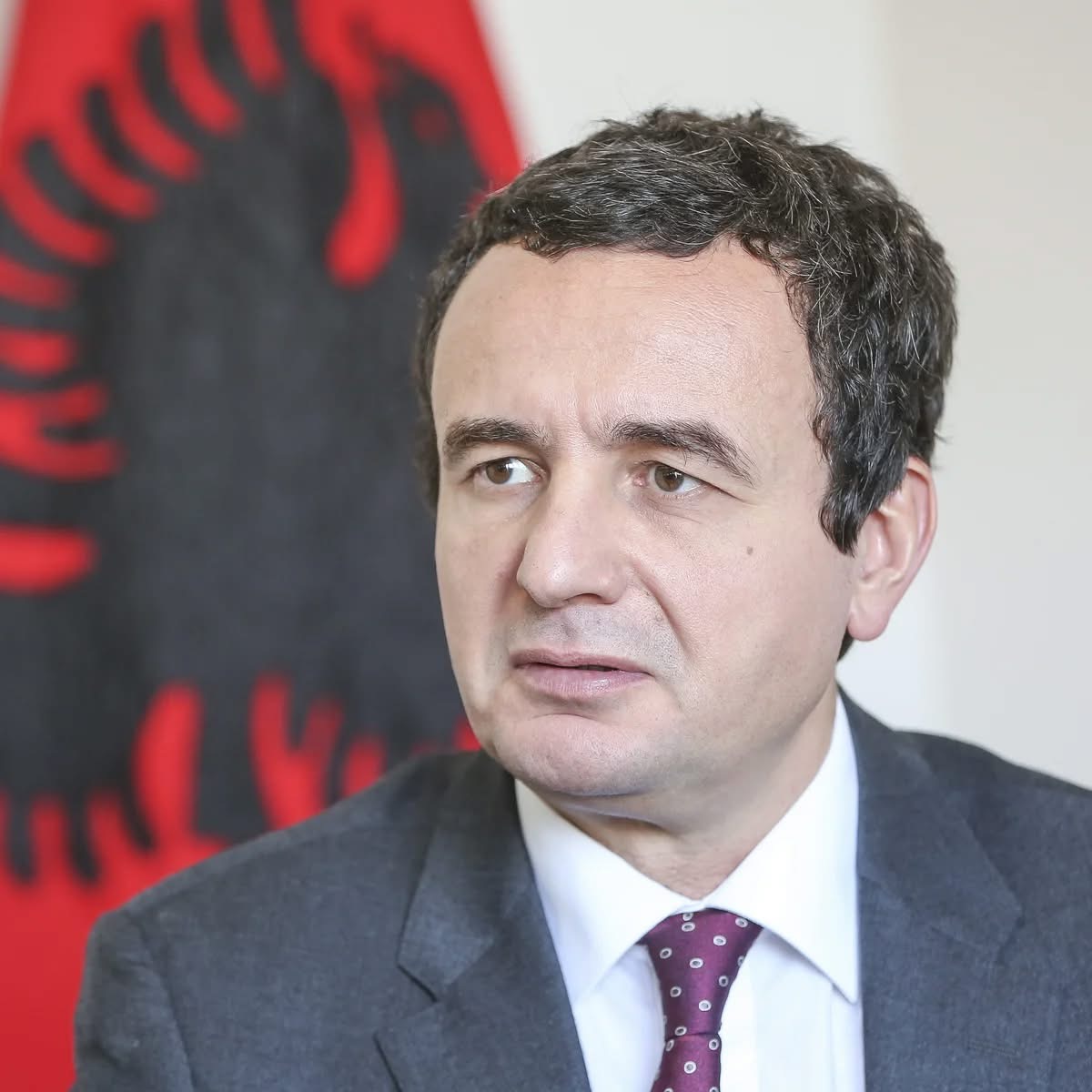 Tetë qëndrimet që Albin Kurti i shkeli me të dyja këmbët