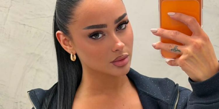 “Një buzëqeshje dhe …”, Egli shfaqet super provokuese nga ashensori