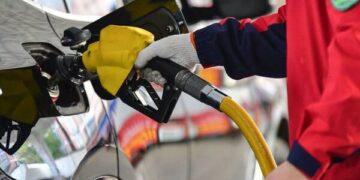 NY Times: Çmimet e naftës bien ndjeshëm pas marrëveshjes për armëpushim mes SHBA-së dhe Iranit