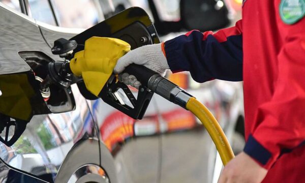 NY Times: Çmimet e naftës bien ndjeshëm pas marrëveshjes për armëpushim mes SHBA-së dhe Iranit