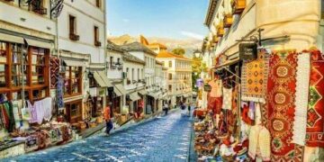 Kosovarët, turistët kryesorë në Shqipëri, përbëjnë 41% të totalit të hyrjeve