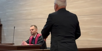 Sveçla jep “udhëzime” në gjykatë: Prokuroria të merret me ata që copëtuan territorin e vendit, jo me ne që u munduam ta ndalim