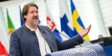 Eurodeputeti austriak: Kosova do të ishte ndër liderët për anëtarësim në BE, por po bllokohet politikisht