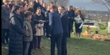 “Bëhu e fortë”, Daut Haradinaj e Besnik Tahiri ngushëllojnë Albulena Haxhiun në varrimin e babait