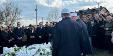 Kurti, bashkë me deputetë e ministra të VV-së, të pranishëm në varrimin e babait të Albulena Haxhiut