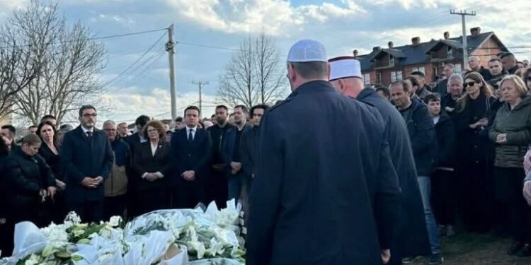 Kurti, bashkë me deputetë e ministra të VV-së, të pranishëm në varrimin e babait të Albulena Haxhiut