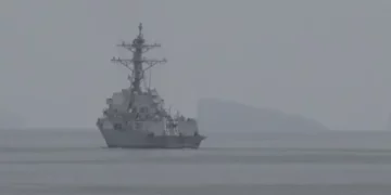 SHBA njofton se dy anije luftarake amerikane kanë hyrë në Ngushticën e Hormuzit