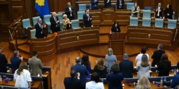 Vasfije Krasniqi përlotet gjatë fjalimit në Kuvend, deputetët ngriten në këmbë