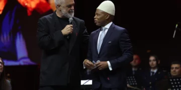 Eric Adams merr pasaportën shqiptare, Edi Rama: Shpejt do të mësojmë edhe gjuhën