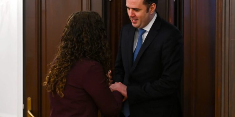 “LDK synon rikthimin e të gjithë anëtarëve, dera e hapur edhe për Vjosa Osmanin”, thotë Azemi