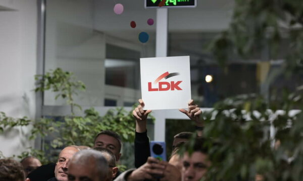 Florian Dushi reagon pasi Abdixhiku e la jashtë kryesisë: LDK he dashni, të lartësoi Presidenti Rugova me shokë