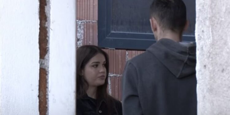 “Dy orë m’kanë mshelë e kanë dashtë me m’vra, veç pse e lashë punën” – Rrëfimi i dhimbshëm i 25 vjeçarit nga Mitrovica (VIDEO)