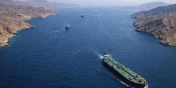 Irani zbulon kushtet për anijet që kalojnë përmes Ngushticës së Hormuzit