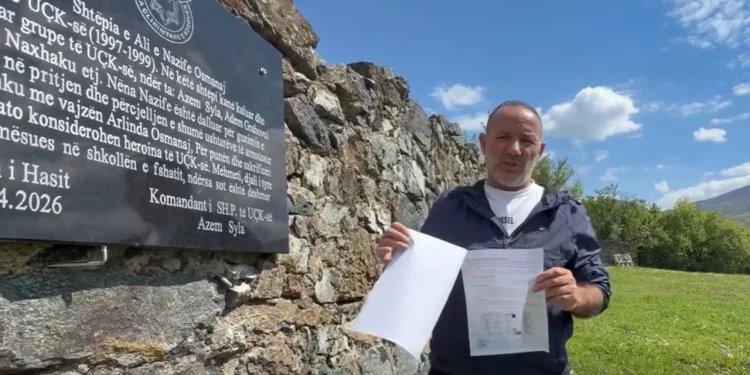 Hiqet pllaka e vendosur nga Azem Syla në shtëpinë e Heroit Mehmet Osmanaj