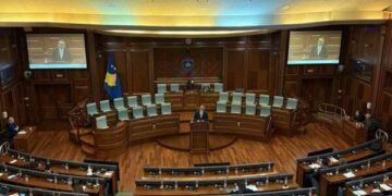 Pak deputetë kthehen në seancë, mungon kabineti qeveritar