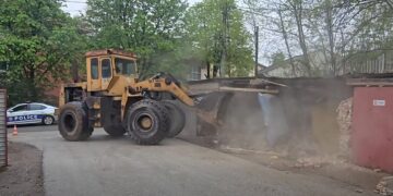 Nën shoqërinë e policisë, Trepça rrënon objektet pa leje në parcelën e saj në Mitrovicë të Veriut