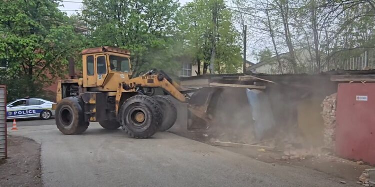 Nën shoqërinë e policisë, Trepça rrënon objektet pa leje në parcelën e saj në Mitrovicë të Veriut